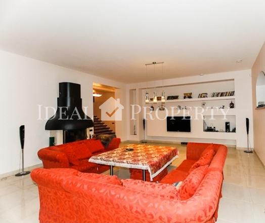 Lieliska savrupmāja Asaros, Jūrmalā, netālu no jūras.